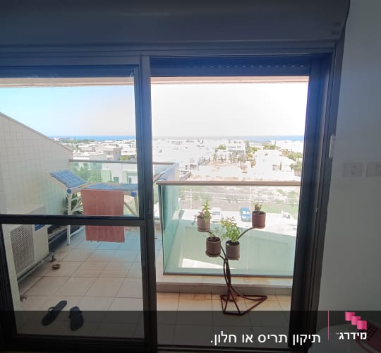 מרפסת עם דלת זכוכית ונוף לים